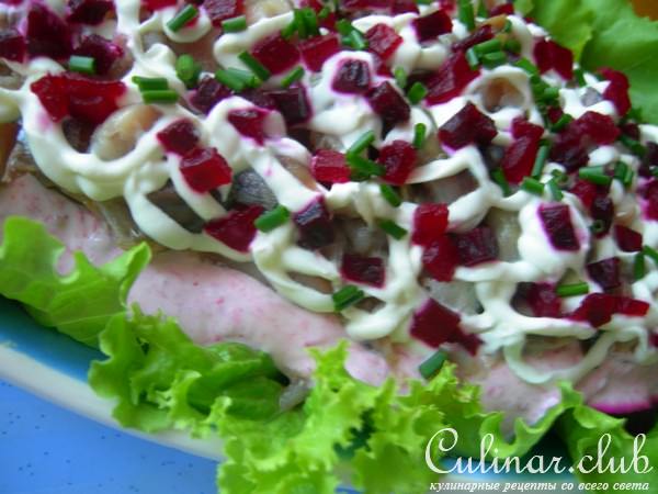 Салат из копченой скумбрии с молодым картофелем и молодой свеклой