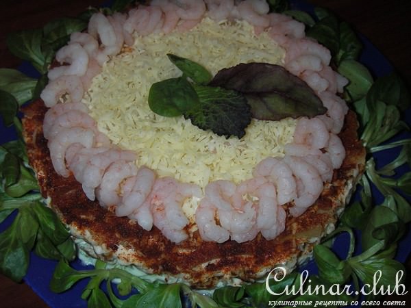 Слоеный салат с креветками и омлетом