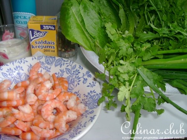 Салат из креветок с соусом из руколы