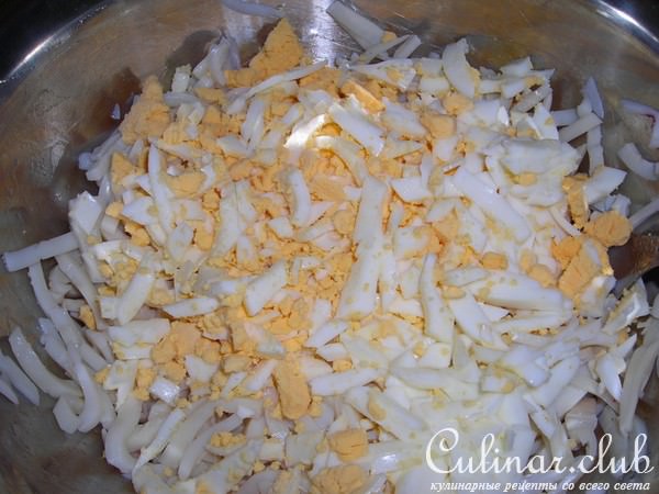 салат с кальмарами ,сыром и кукурузой