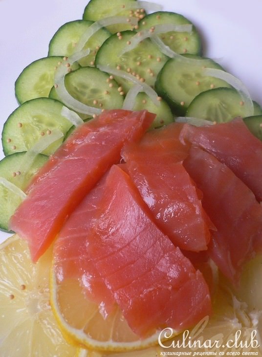 Салат с копченой форелью.