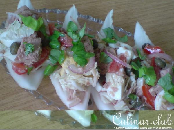 Лодочки из пекинской капусты с салатом из тунца