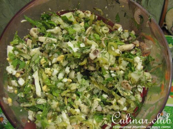 салат из морского коктейля с рукколой