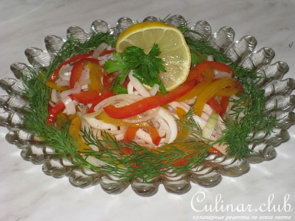 Кальмары с маринованным луком