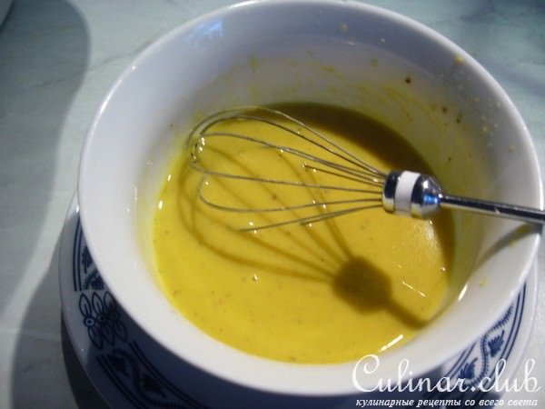 Пестрый селедочный салат с сырыми шампиньонами