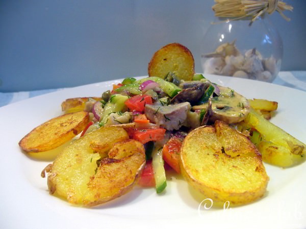 Пестрый селедочный салат с сырыми шампиньонами