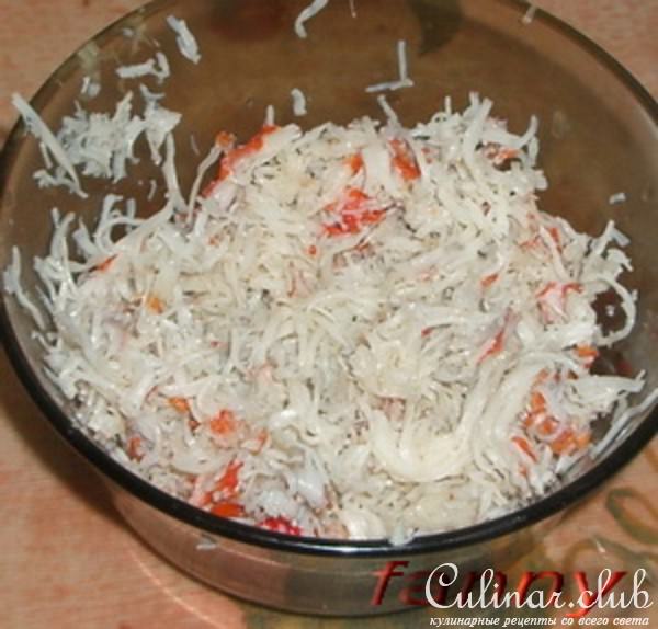 Салат с креветками, крабами и авокадо