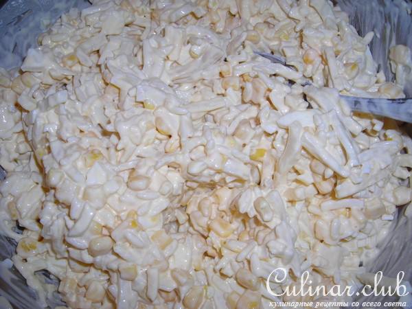 салат с кальмарами ,сыром и кукурузой