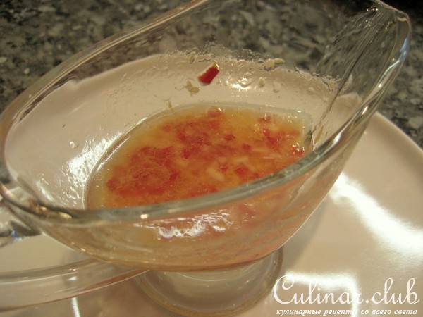 Легкий салат с цукини, креветками и моцареллой