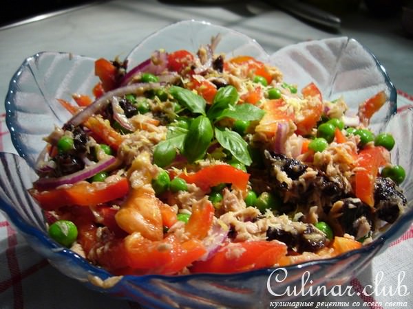 Салат с тунцом, паприкой, черносливом и зеленым горошком