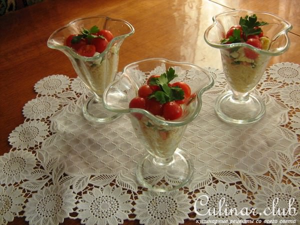 Салат с кус-кусом и креветками.