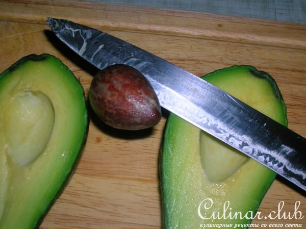 Сырный салат с авокадо, сладким перцем и грецкими орехами