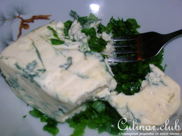 Сырный салат с авокадо, сладким перцем и грецкими орехами