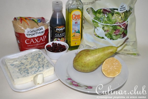 Салат с карамелизированной грушей, сыром и клюквой