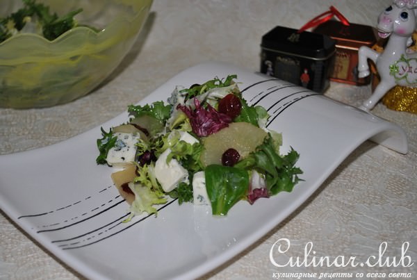 Салат с карамелизированной грушей, сыром и клюквой