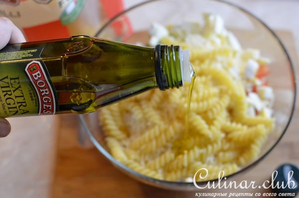 Салат из FUSILLI , лосося и овощей.