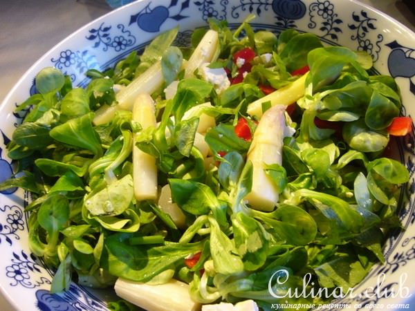 Салат со спаржей и сыром фета