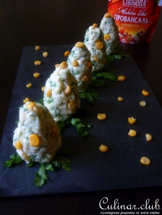 Сырный салат с кукурузой