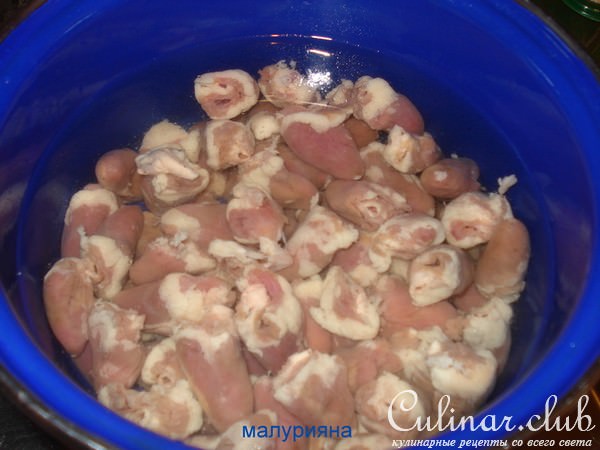 Салат из куриных сердечек со сметаной