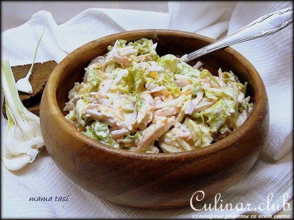 Салат овощной с сыром и ветчиной.