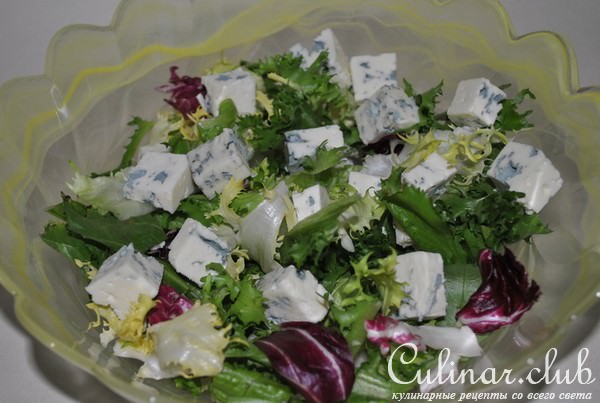 Салат с карамелизированной грушей, сыром и клюквой