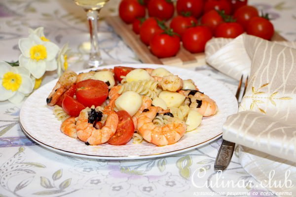 Салат пастой Fusilli, креветками и сыром скаморца