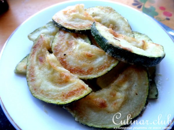 Тёплый салат из кабачков с брынзой