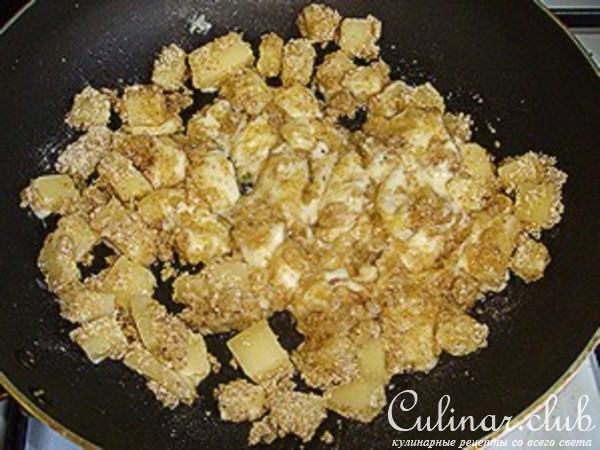 Салат с сырными гренками в соусе из авокадо