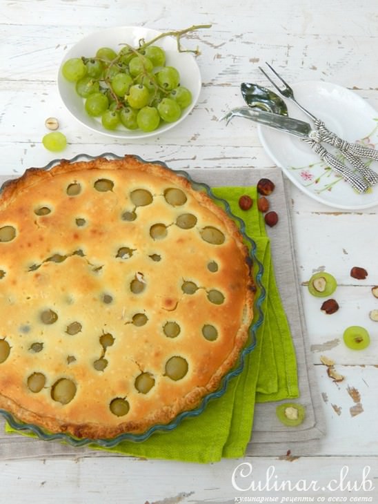 Пирог с мускатным виноградом и фундуком