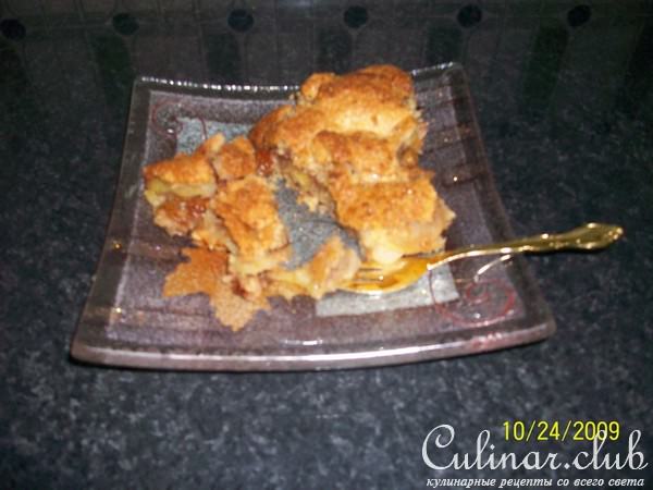 Закрытый яблочный пирог с изюмом и орехами.