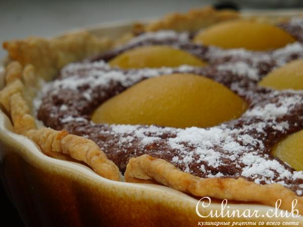 Шоколадный пирог с персиками