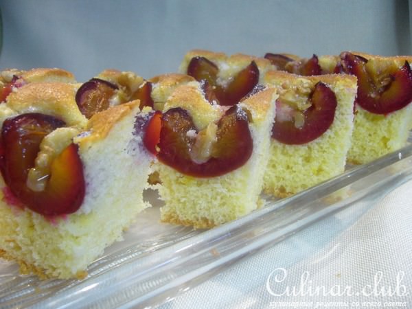 Пирог со сливами и орехами