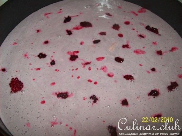 Пирог с ананасами и ежевикой