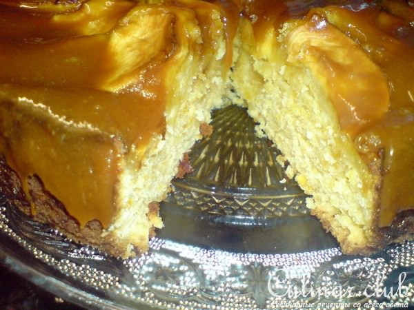 Пирог яблочный с курагой и карамелью