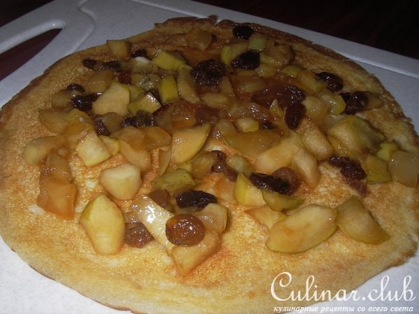 Заливной блинчатый пирог с яблоками и бананами