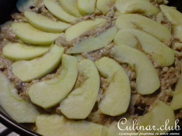 Яблочный пирог с финиками,орехами и корицей