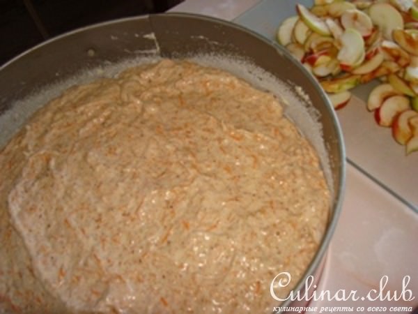 Яблочно-ореховый пирог с морковной стружкой