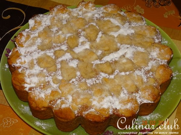 Творожный пирог с вареньем под медово-масляной крошкой