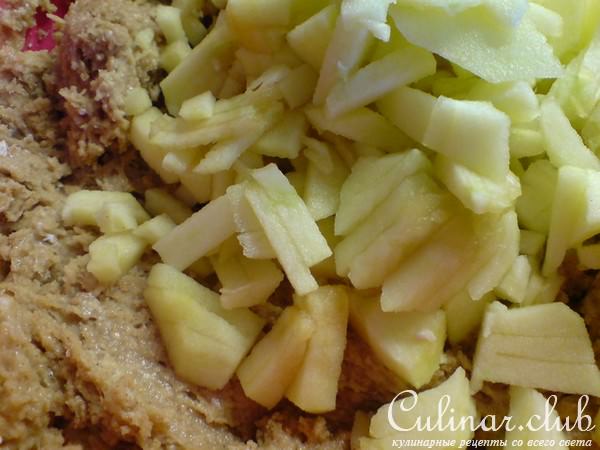 Яблочный пирог с финиками,орехами и корицей