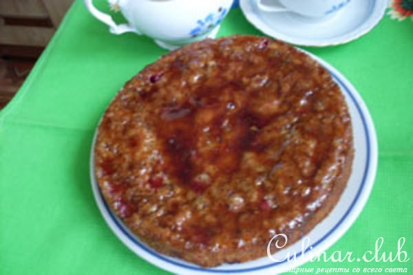 Пирог с вишнями и карамелизированной миндальной крошкой