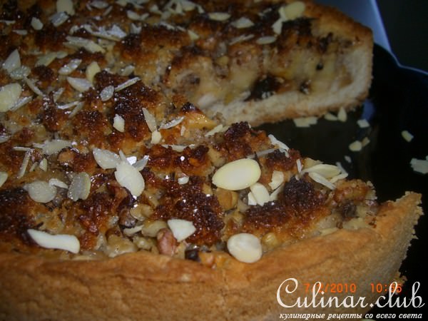 Яблочный пирог с медово-миндальной заливкой