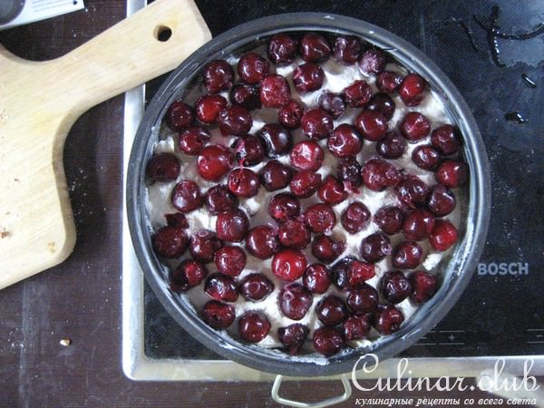 Миндально-вишневый пирог с соусом из белого шоколада