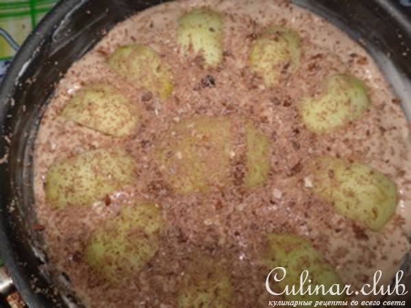 Шоколадный пирожок с яблоками