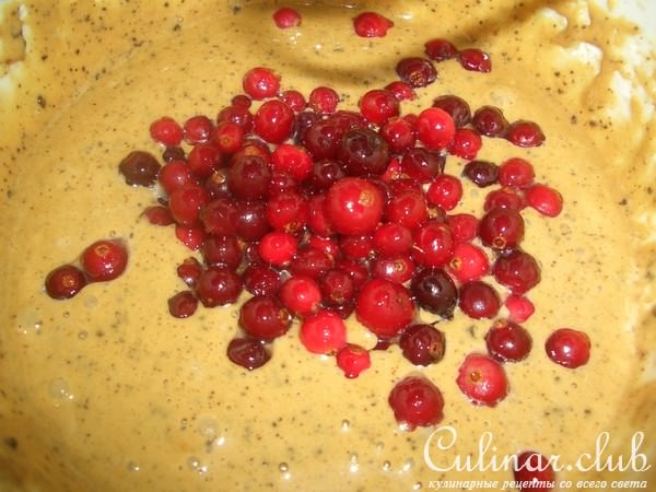 Кофейный пирог с клюквой и шоколадом