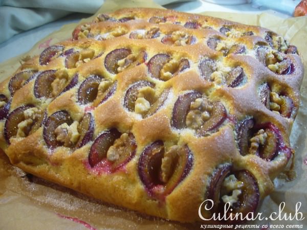 Пирог со сливами и орехами