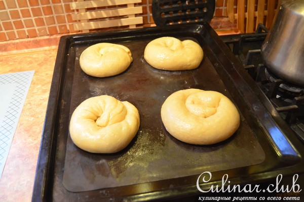 Ensaimadas (испанские булки с пьяной сливовой начинкой)
