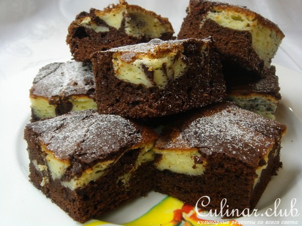Шоколадная выпечка со сливочным сыром.