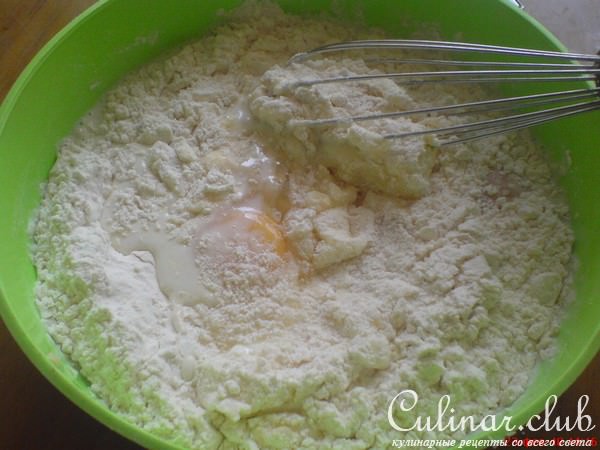 Пирог со смородиной и сахарной крошкой