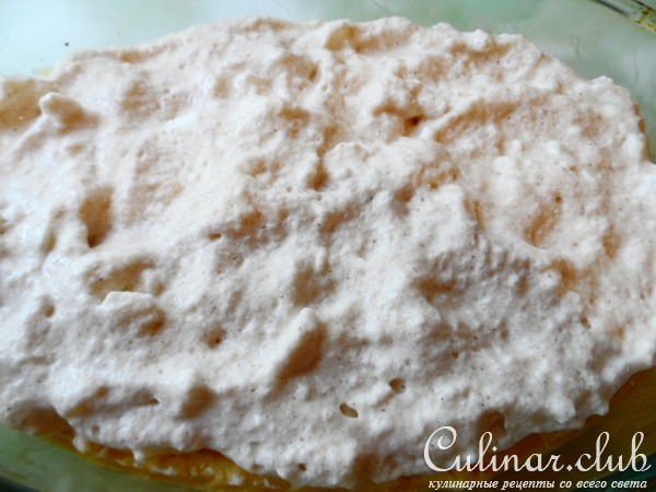 Яблочный пирог под заливкой.
