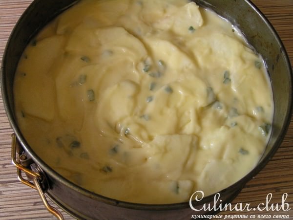 Яблочная шарлотка с мелиссой